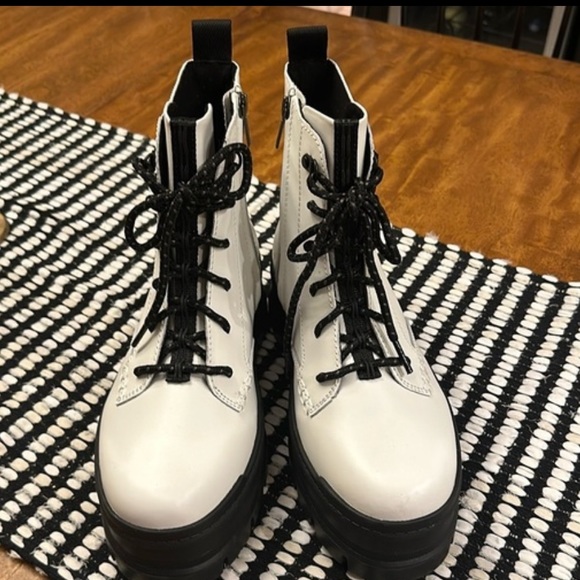 UGG women’s SIDNEE WHITE WATERPROOF LEATHER COMBAT SHORT BOOTS - Picture 2 of 16